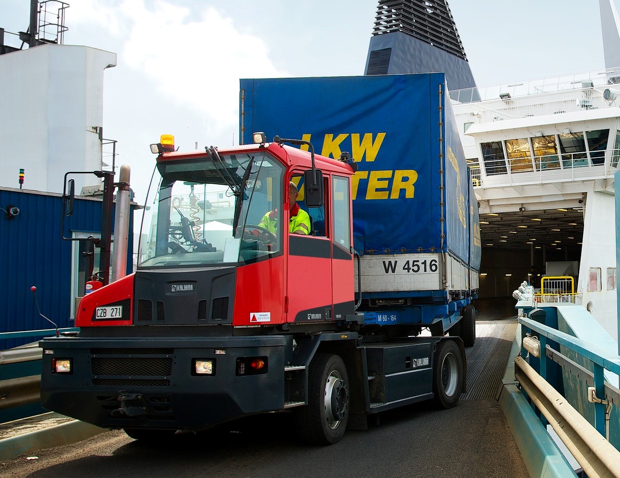 Tracteur de parc lourd et tracteur RoRo