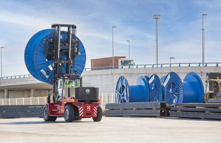 Kalmar propose une vaste gamme d'équipements et de services dédiés à la manutention lourde. Ces solutions s'adressent aux ports, aux terminaux, ainsi qu'aux industries de fabrication et de logistique lourde.

